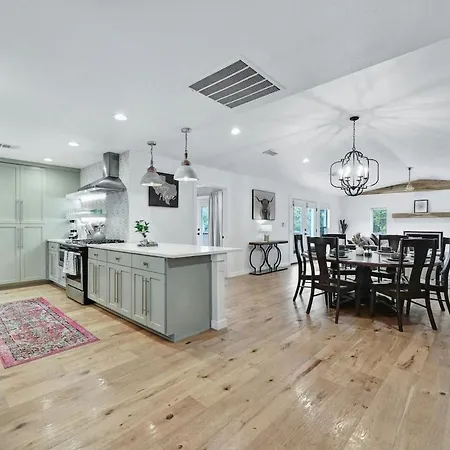 Downtown Gem - Fire Pit - Ensuite Baths - Sleeps 8